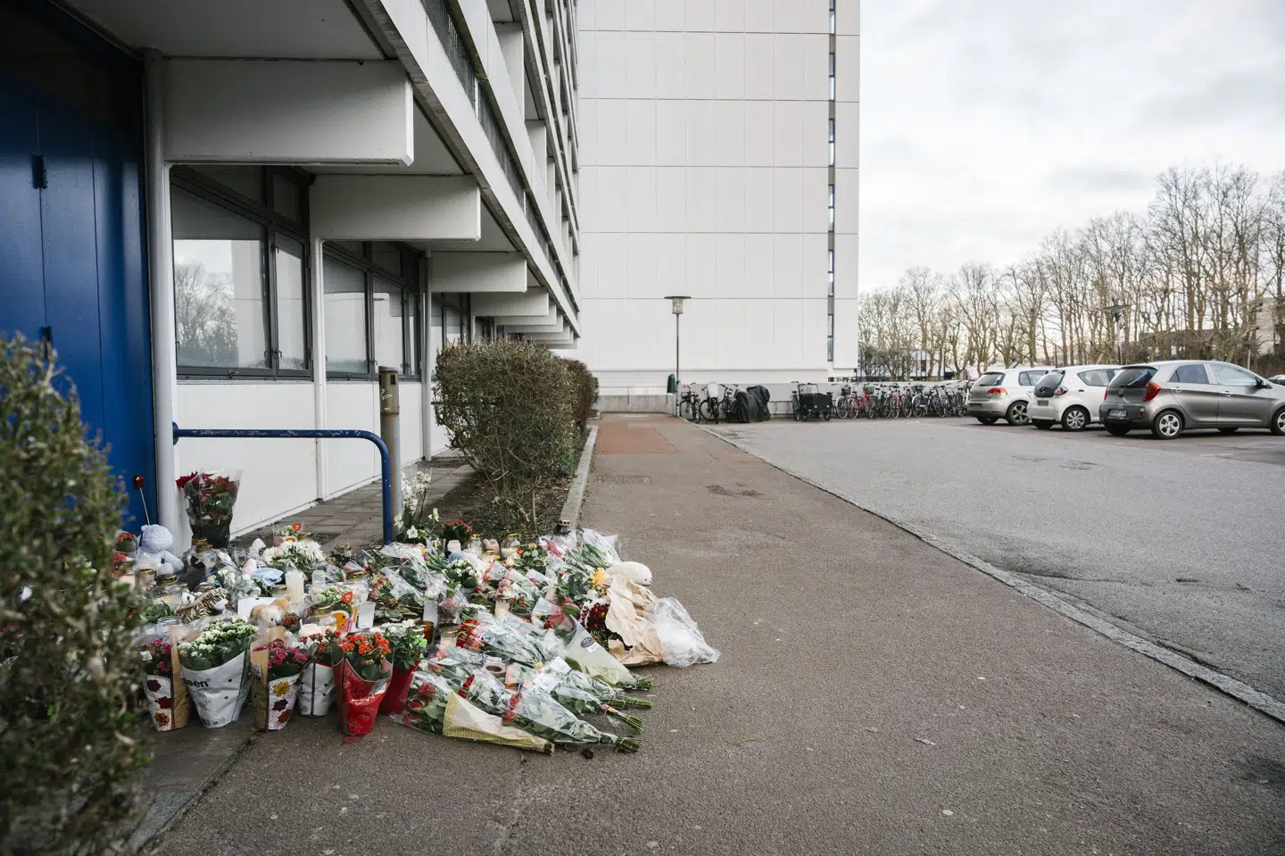 Blomster ligger i december ved en bebyggelse i Høje Gladsaxe, hvor en toårig dreng blev kastet ud fra syvende etage. (Arkivfoto).