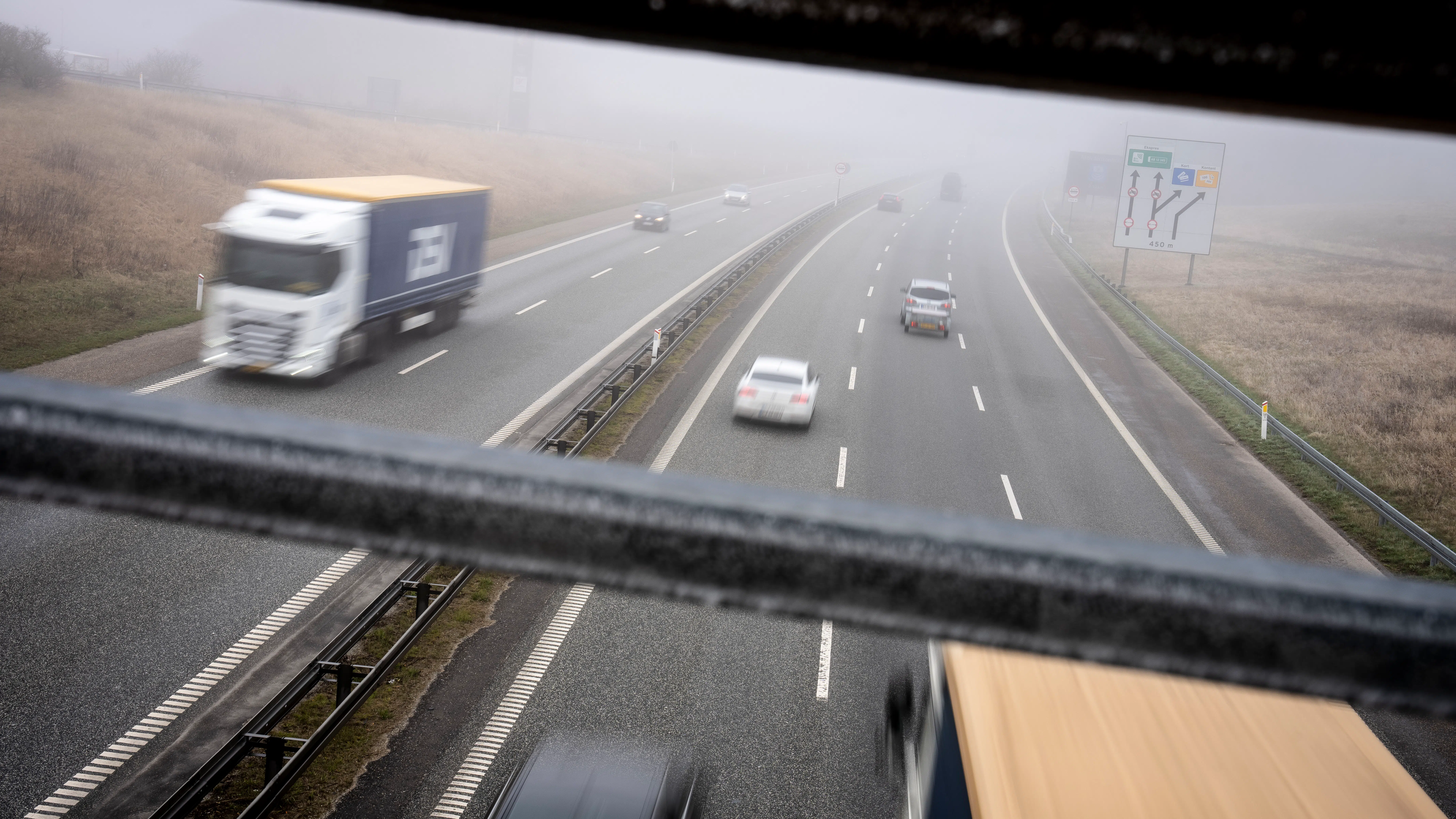 Ligger over Danmark i morgen tidlig: 'Sæt farten ned,' siger DMI
