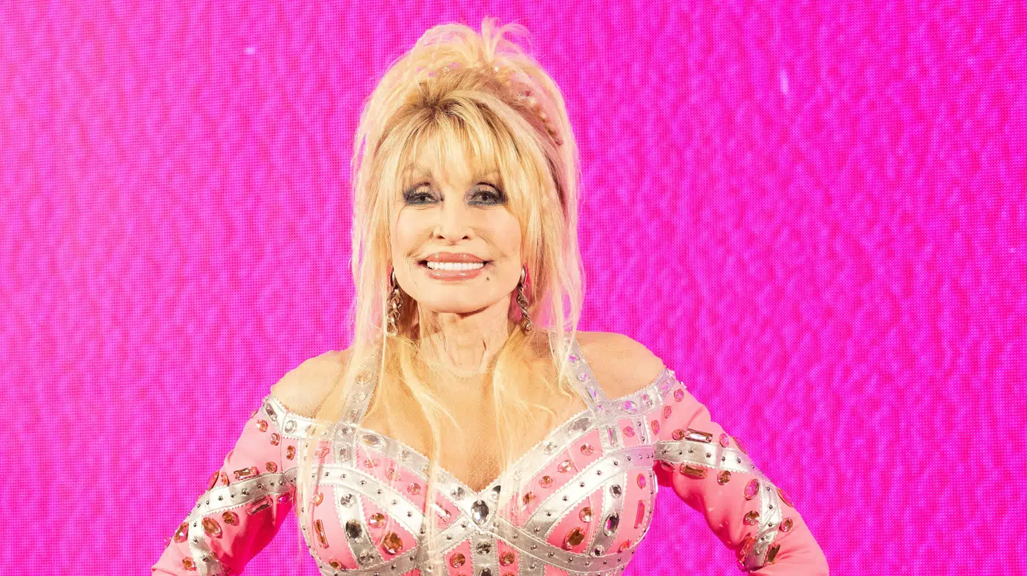 Dolly Parton, der poserer på scenen, efter hun udgav et nyt album i 2023