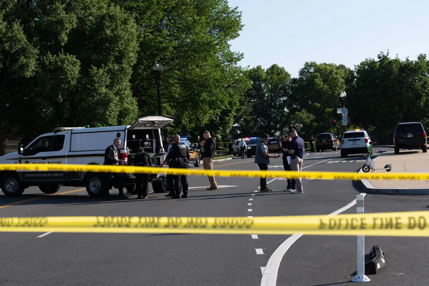 Politiet undersøger gerningsstedet ved National Mall i Washington D.C., hvor en bevæbnet mand mandag åbnede ild mod sikkerhedstjenesten Secret Service.