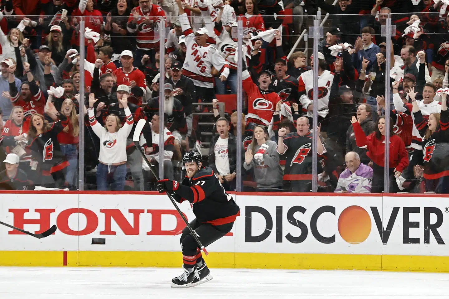 Nikolaj Ehlers fejrer sit mål mod Philadelphia Flyers i NHL's slutspil.