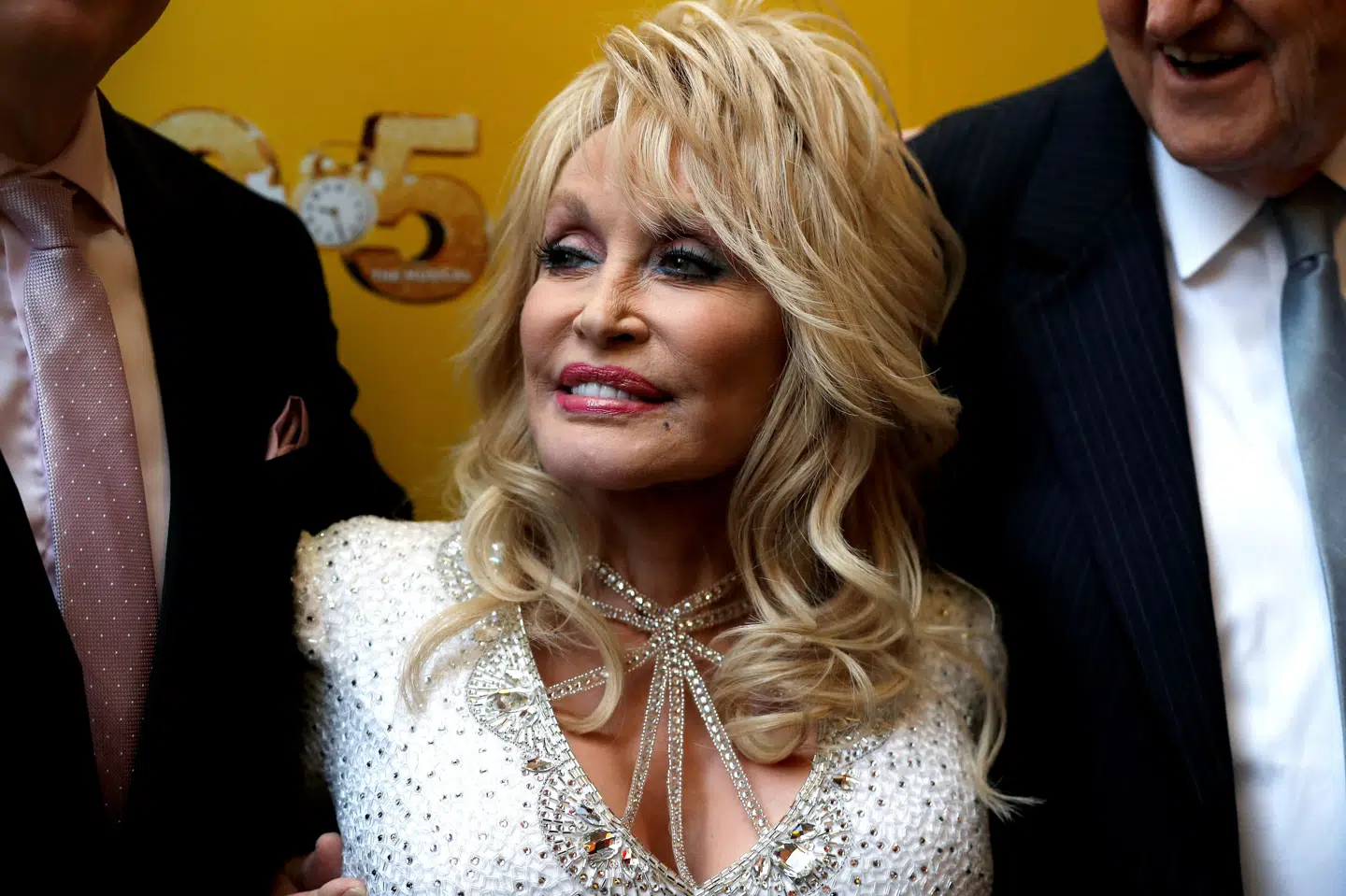Billedet er fra 2019, hvor Dolly Parton ses ankomme til musicallen "9TO5 The Musical" på Savoy Theatre i London. Hun har mandag aflyst koncerter, der oprindeligt skulle have fundet sted i december. (Arkivfoto).