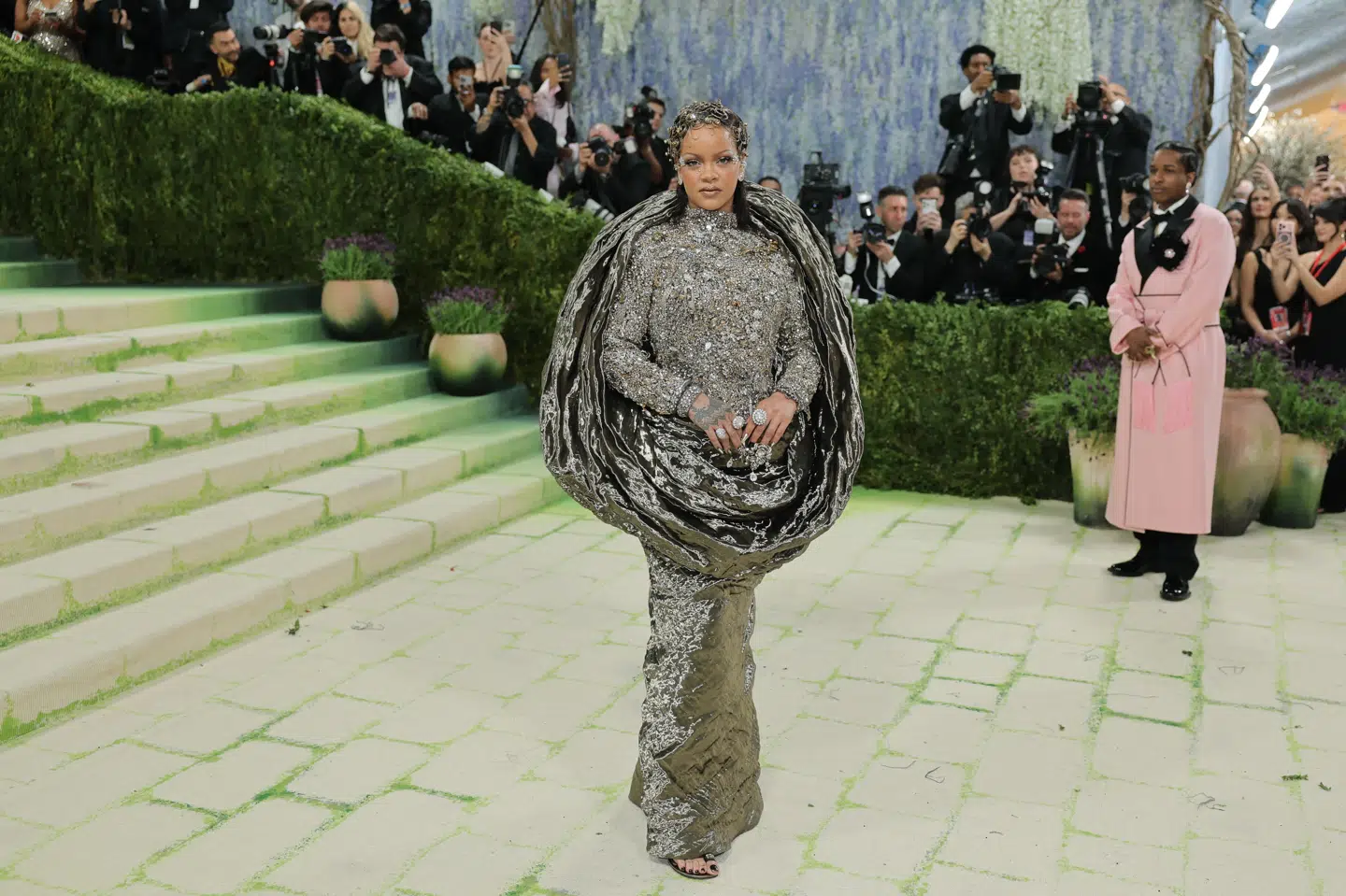 Sangeren Rihanna og hendes kæreste, A$AP Rocky, var blandt de sidste til at ankomme til Met Gala i New York natten til tirsdag dansk tid.