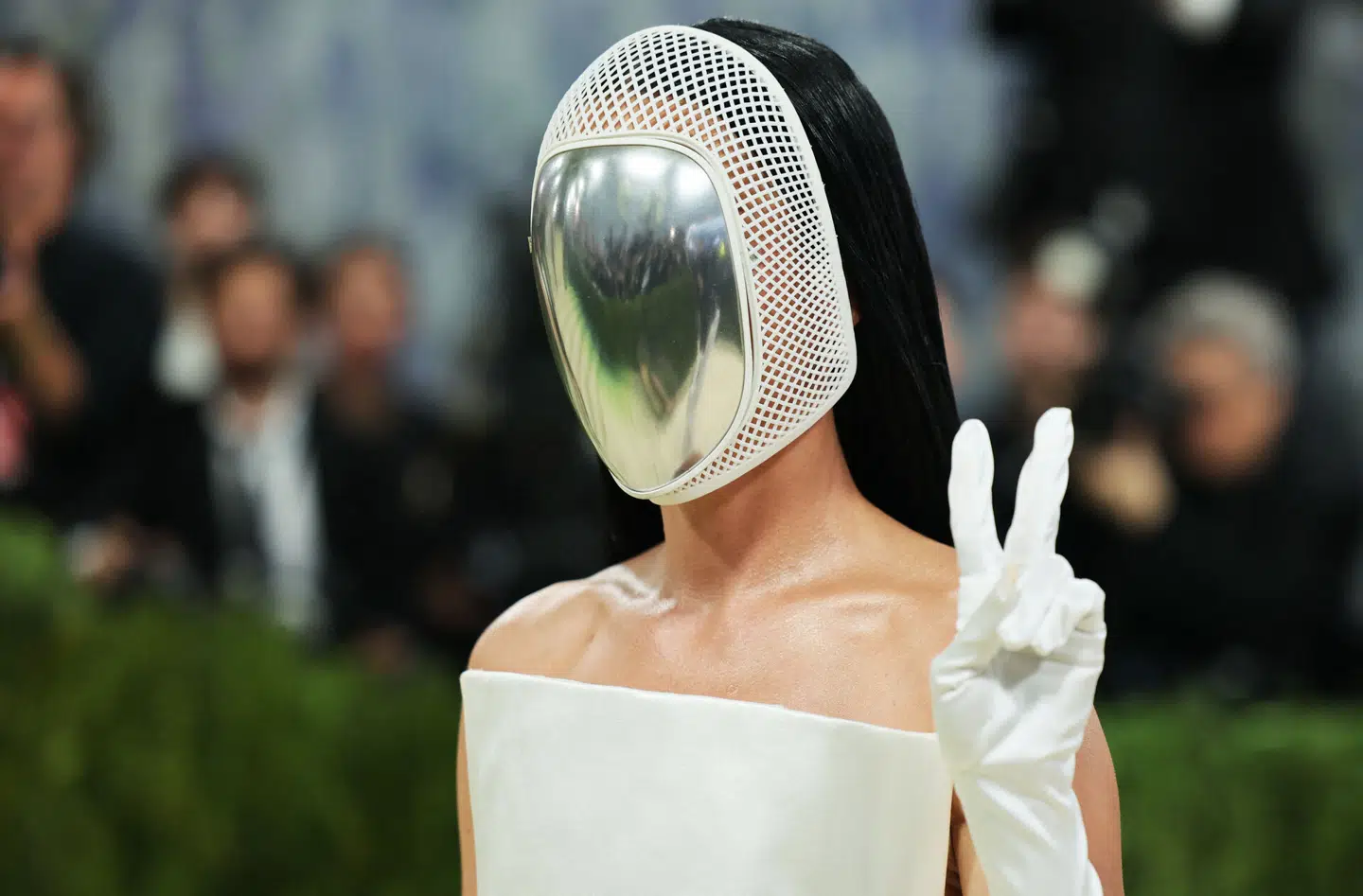Katy Perry havde gemt sig bag en maske.