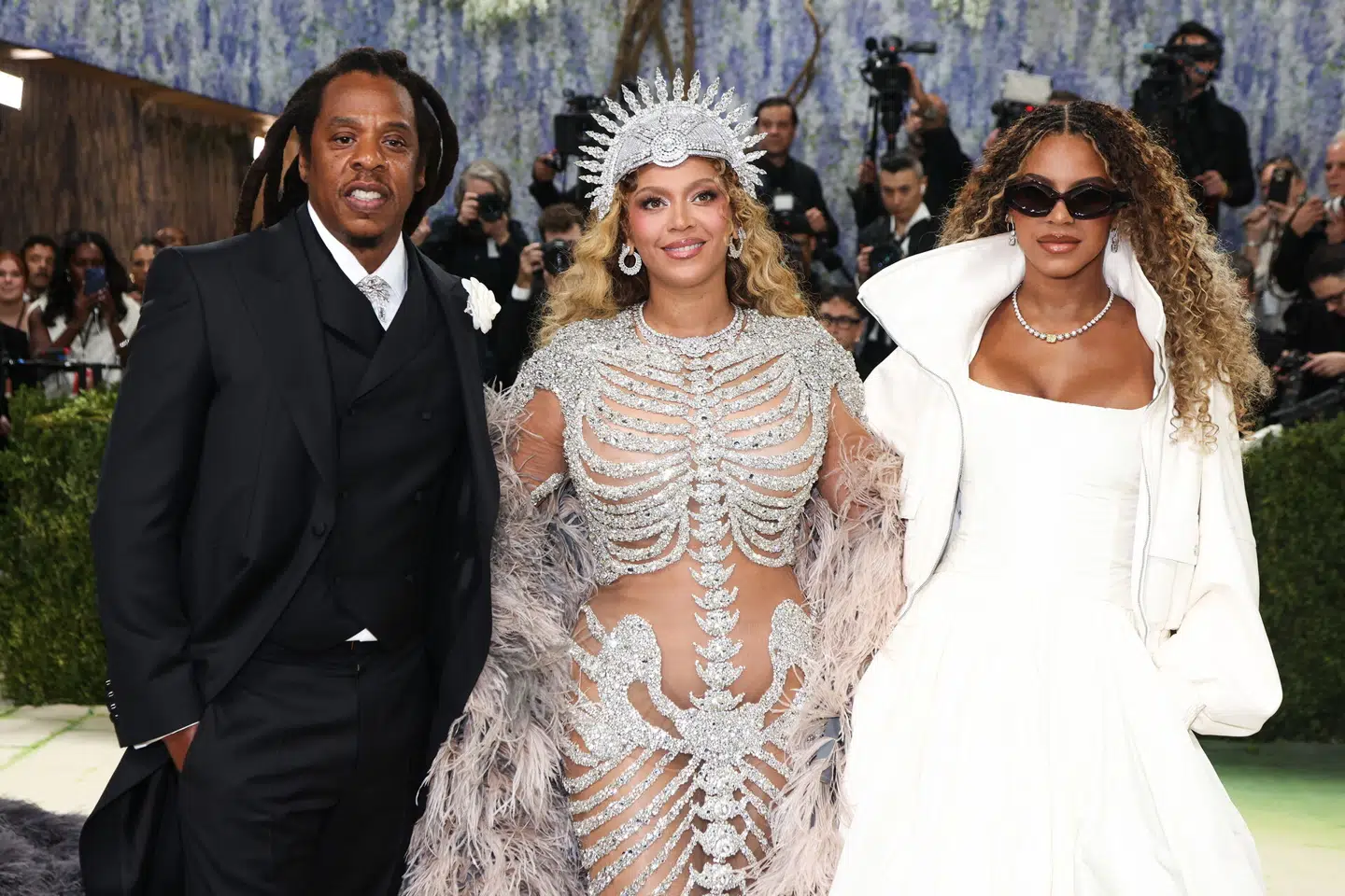 Superstjernen Beyonce havde taget sin mand Jay-Z og sin 14-årige datter Blue Ivy under armen til Met Gala i en skelet-inspireret kjole med flere meter langt slæb.
