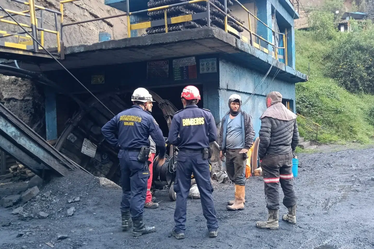 Beredskabspersonale inspicerer stedet, hvor en eksplosion fandt sted i en kulmine i det centrale Columbia mandag lokal tid.