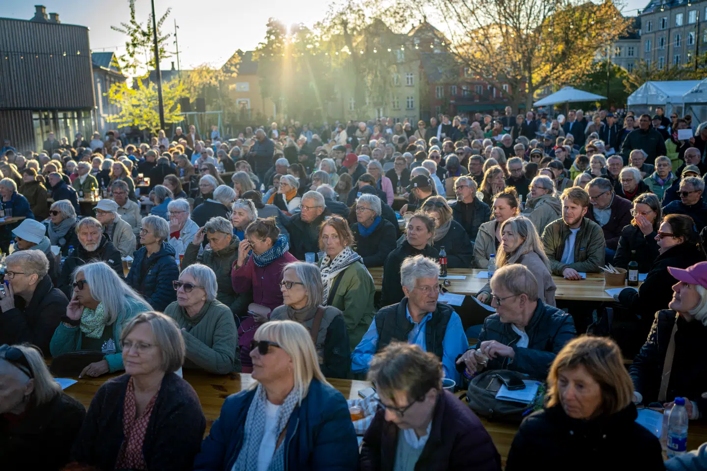 Fællesspisning og fællessang ved Frederiksberg Rådhus. Over 500 var mødt frem for at mindes Danmarks befrielses 1945.