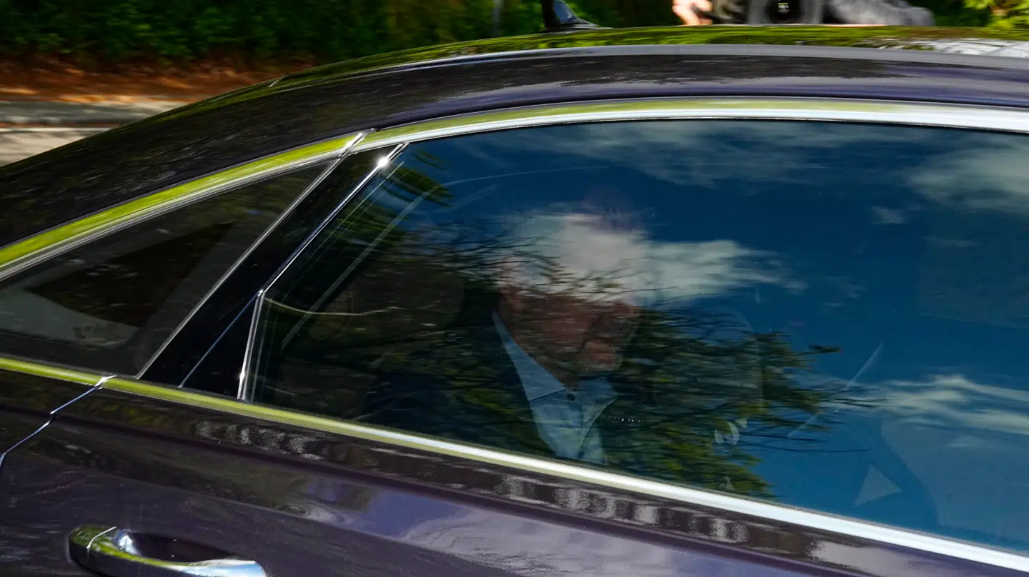 Her er en bil på vej ind til forhandlingerne.