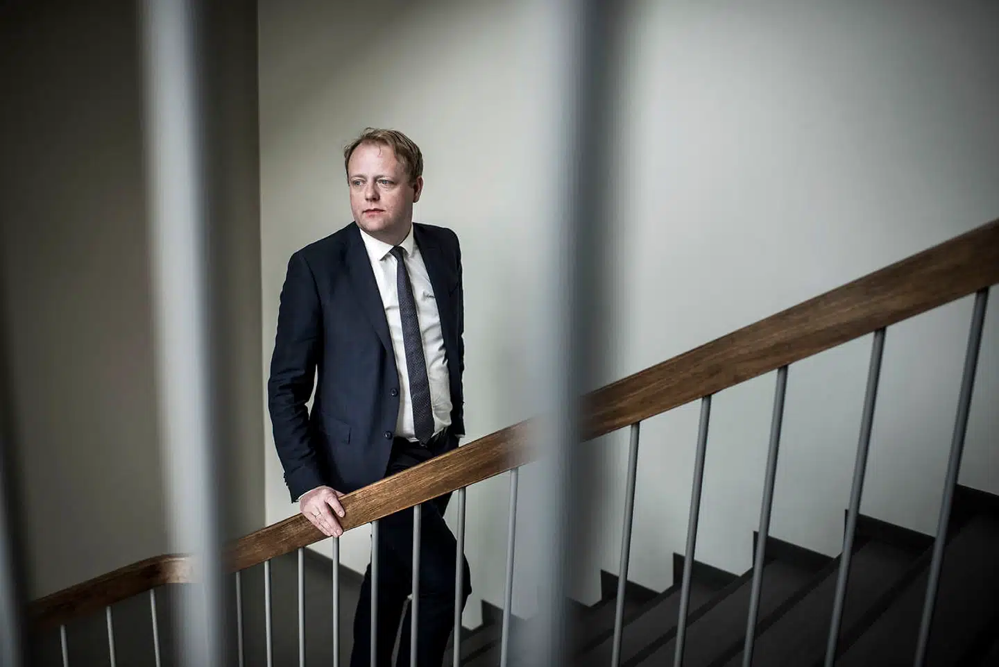 Morten Niels Jakobsen, chef for Bagmandspolitiet siden 2014, blev i efteråret fritaget for tjeneste og kom under mistanke for at have brudt sin tavshedspligt. Den sag er nu blevet droppet. Morten Niels Jakobsen forlader dog sin stilling.