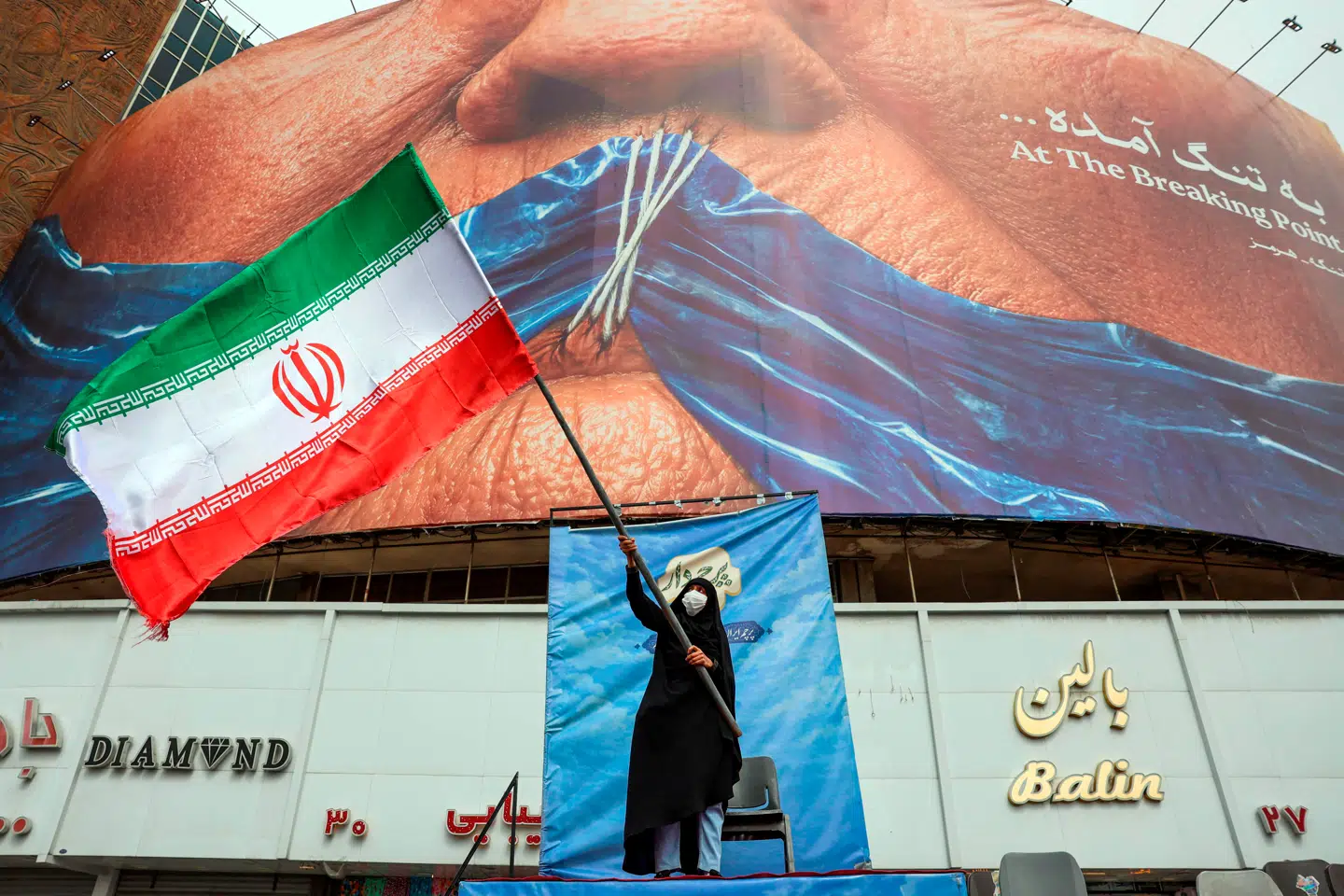 En kvinde vifter med regimet flag i Valiasr Square, Teheran, Iran, 5 maj, 2026.