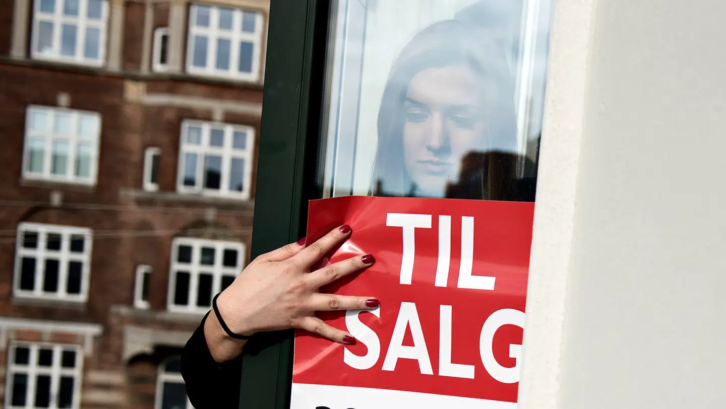 Der kommer flere og flere til salg-skilte op i lejlighedsvinduerne i København,