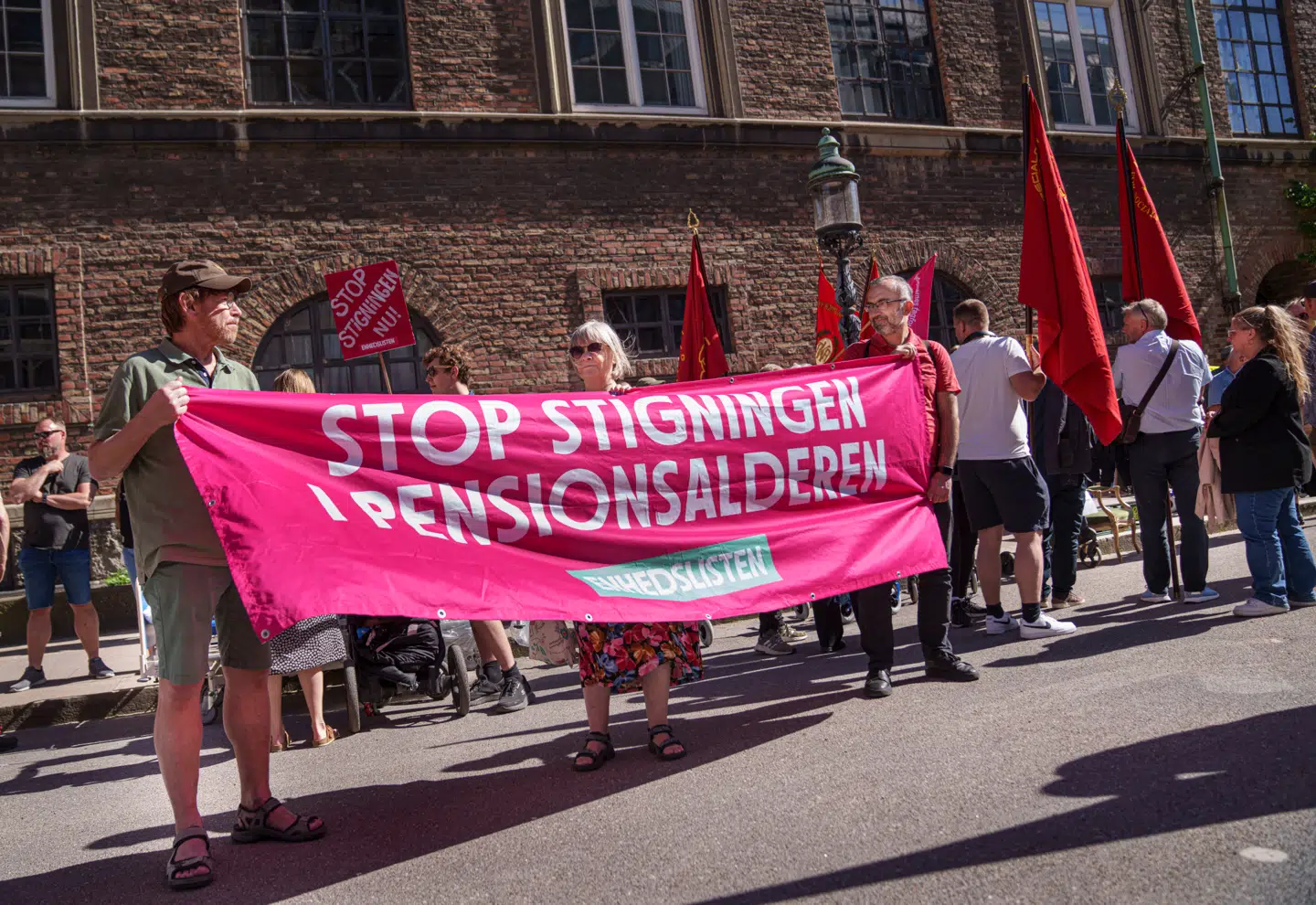 Mens Folketinget i foråret 2025 andenbehandlede lovforslaget om at hæve pensionsalderen til 70 år, havde en række fagforeninger arrangeret demonstrationer mod højere pensionsalder.