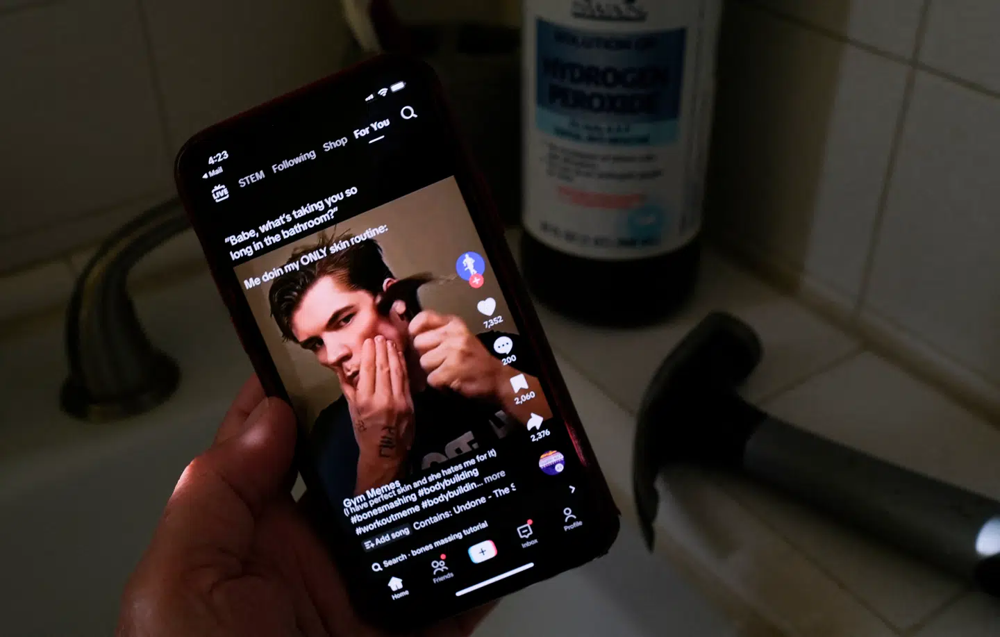 »Looksmaxxing« er et udtryk for selvskade hos især unge mænd, der vil gå langt for at optimere deres udseende. Her ses amerikaneren Braden Peters, som er gået viralt på de sociale medier for at promovere »looksmaxxing«. Foto: Chris Delmas/AFP/Ritzau Scanpix