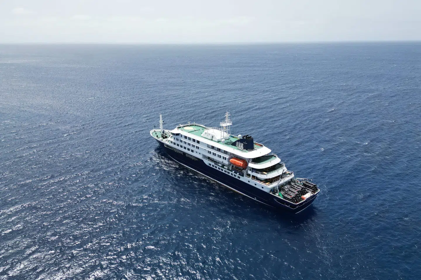 Krydstogtskibet MV "Hondius" har 147 personer om bord og er sejlet fra Argentina via Sankt Helena til Kap Verde, hvor det nu ligger for anker. (Arkivfoto).