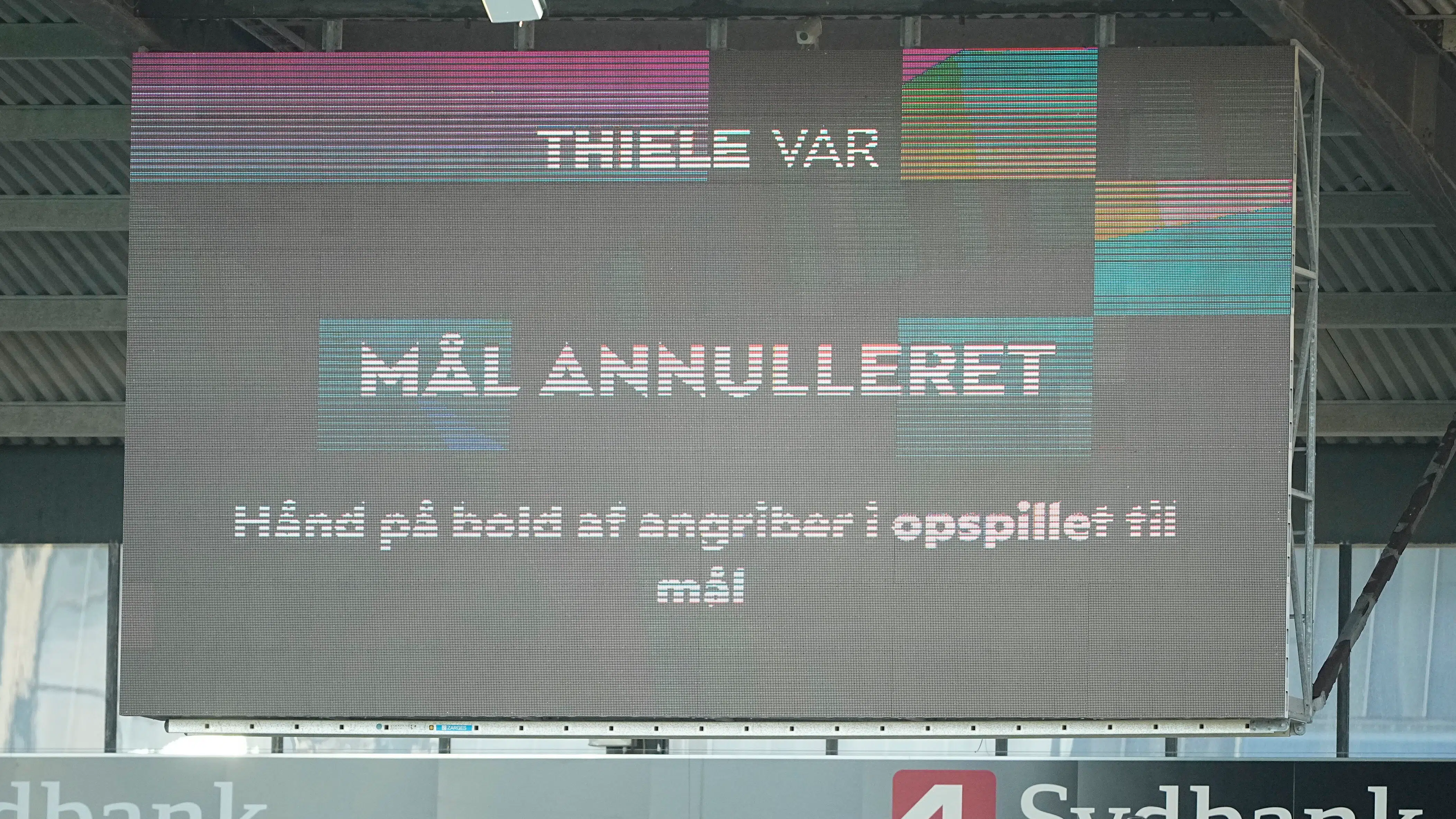 Raser i studiet: 'Er der en voksen til stede??'