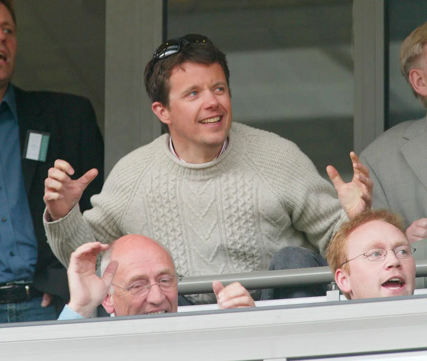 Kong Frederik har flere gange, ganske engageret, fulgt AGFs kampe fra lægterne – her i 2002 som daværende kronprins, da AGF spillede uafgjort mod Vejle på Aarhus Stadion i Superligaen.