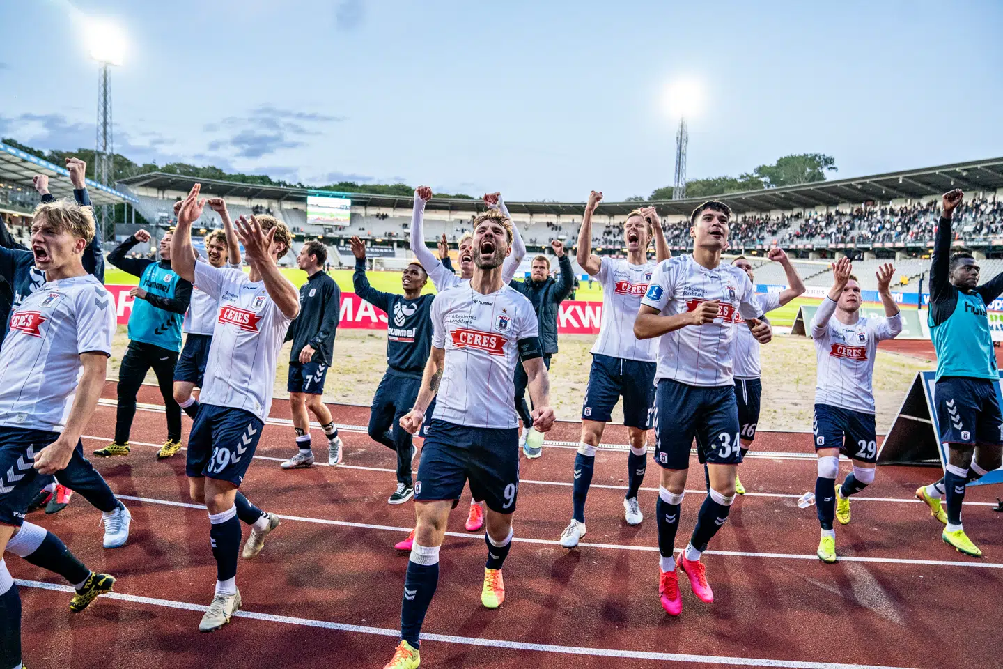 Vil kong Frederik være at finde på Ceres Park i Aarhus på søndag? Det må tiden vise – men flere AGF-fans har slået fast overfor B.T., at Kongen er mere end velkommen.