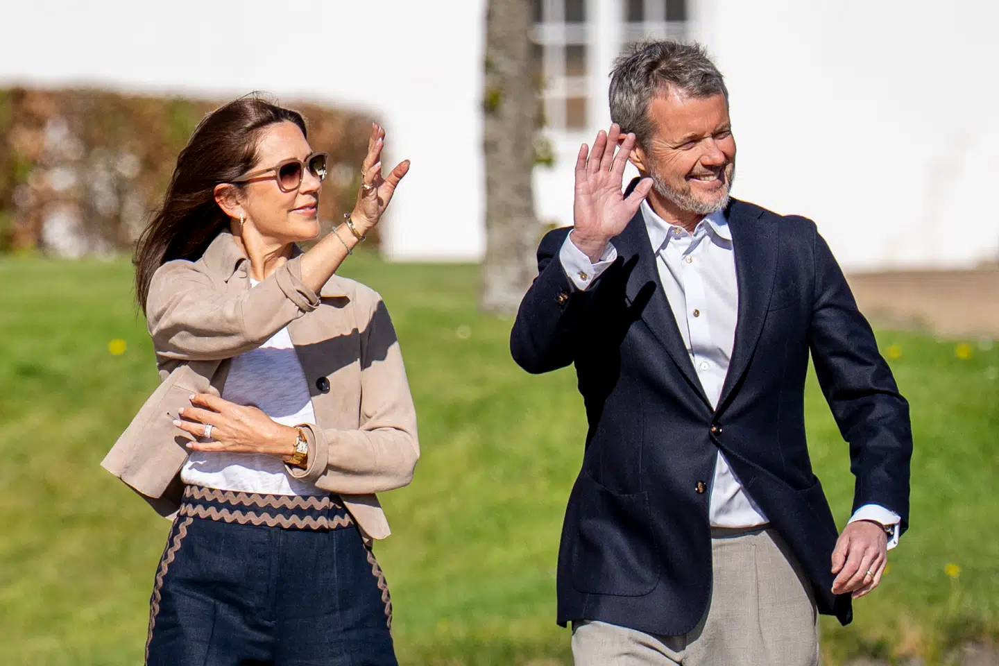 Dronning Mary og kong Frederik flyttede mandag residens til nordsjællandske Fredensborg Slot – men i weekenden har de ingen officielle planer og kunne derfor godt nå et smut forbi AGFs potentielle mesterskabssejr på Brøndby Stadion søndag.