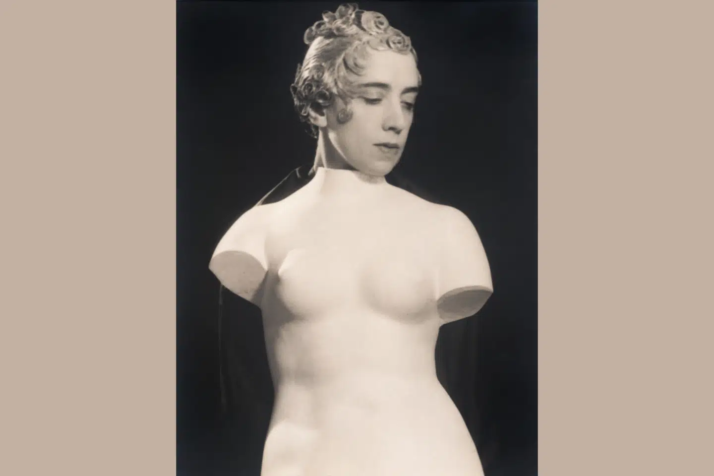 Elsa Schiaparelli eksperimenterede vildt og voldsomt med modens udtryk. Hun opfattede den som nært beslægtet med kunst.