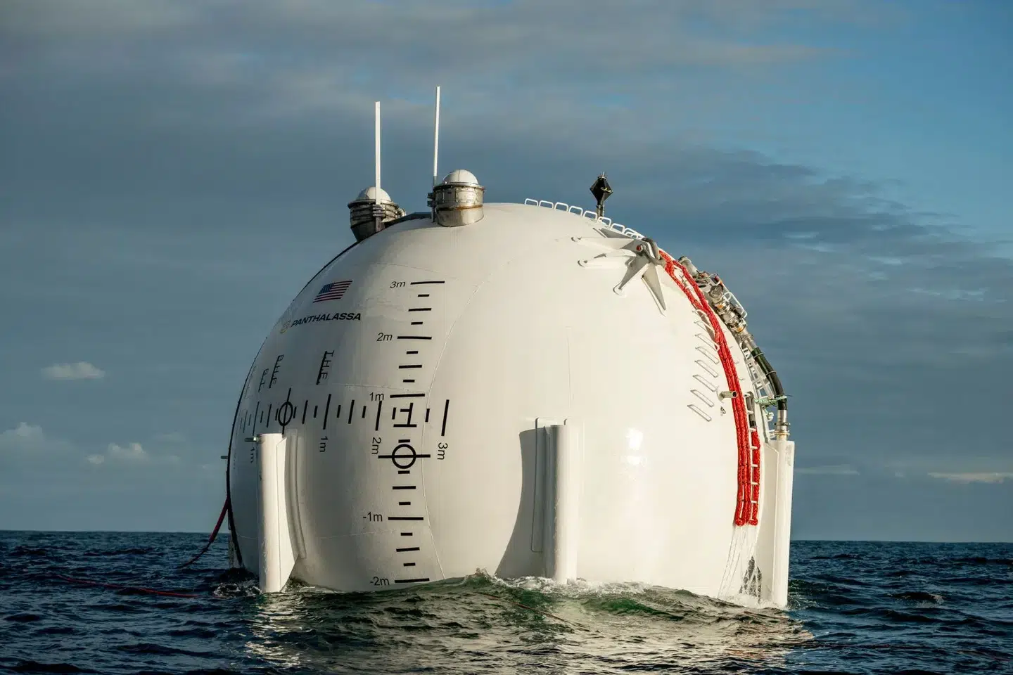 På billede ses Panthalassas testmodel på et flydende og selvforsynende datacenter ved navn »Ocean-2«. »Ocean-3« forventes med den nye finansiering i produktion allerede fra 2027.