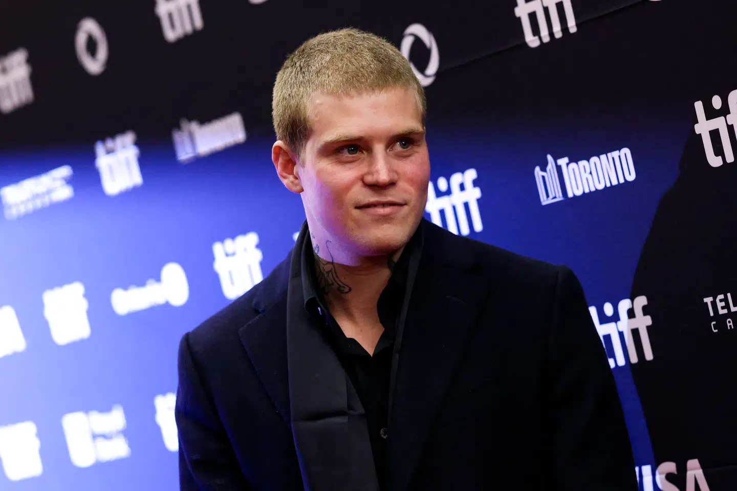 Den svenske musiker, Yung Lean, opnåede for første gang international opmærksomhed, da han i 2013 udkom med sangen »Ginseng Strip 2002«. Nu er han gået viralt på ny med en næsten otte minutter lang musikvideo.