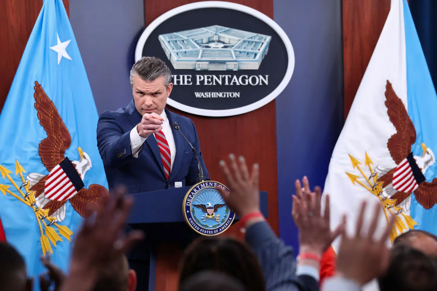 Den amerikanske forsvarsminister, Pete Hegseth, har på et pressemøde i Pentagon tirsdag sagt, at USA ikke "leder efter en ny kamp" i Hormuzstrædet.