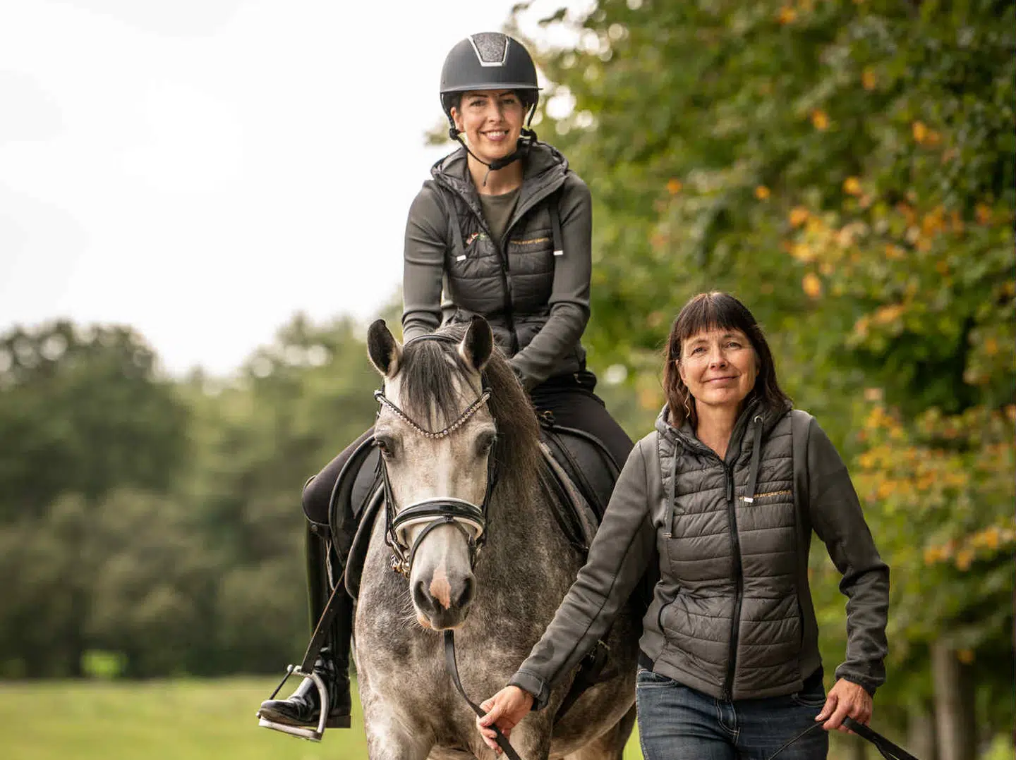 Anna Kyhl Gøtske (tv.) er stutteriejer af Skærgården, som hun driver med sin mor Birgitte Gøtske (th.) i Egtved. I knap 30 år har de avlet connemaraponyer, men nu frygter de for ulven. Foto: Privat
