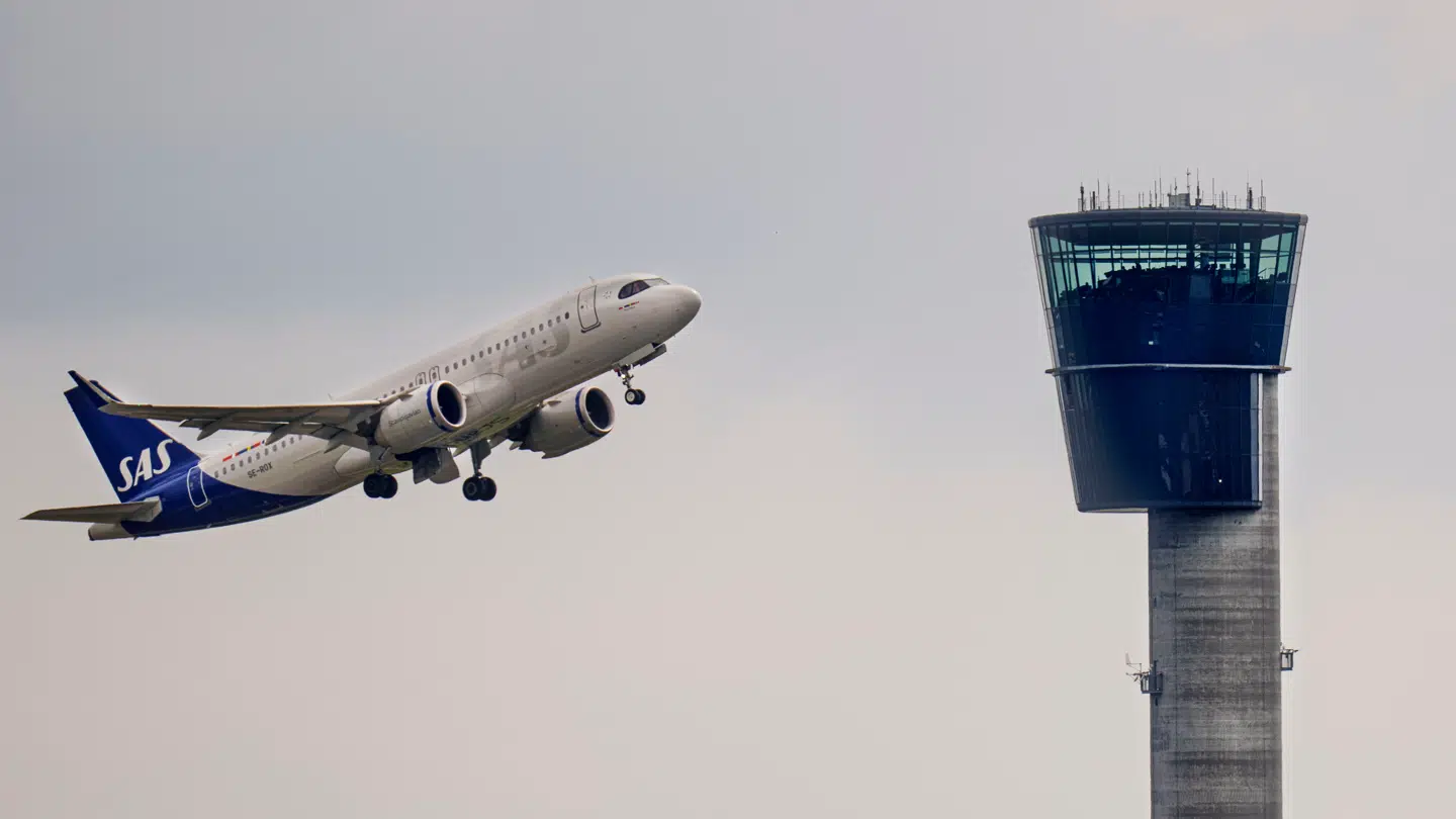 Først med års forsinkelse fandt politiet ud af, at der var smuglet 10 sportstasker med samlet 235 kilo kokain ud fra to fly i Københavns Lufthavn i Kastrup.