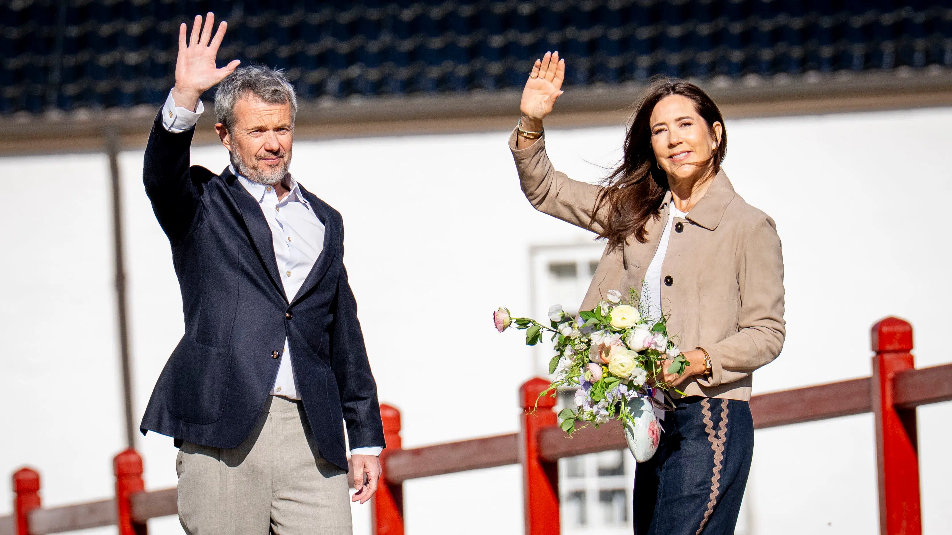 Privat pool og egen ridebane: Kongefamilien – og deres heste – er vendt hjem til Fredensborg