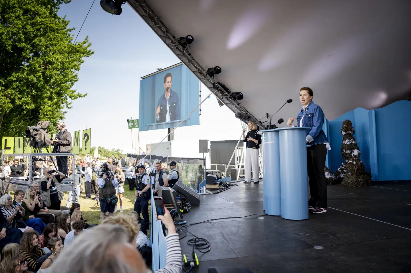 Statsminister Mette Frederiksen (S) var med til at åbne Folkemødet på Bornholm i 2025 som siddende statsminister. Hvis der stadig ikke er en regering, når Folkemødet løber af stablen i midten af juni, er det lige nu uvist, hvordan den politiske festival skal åbnes. (Arkivfoto).