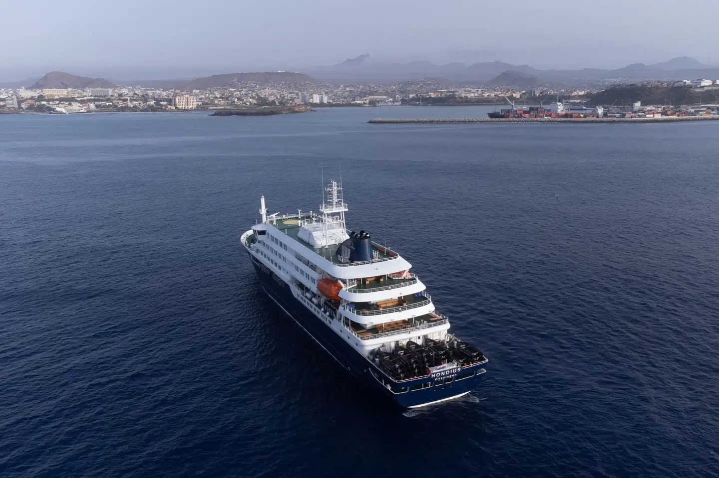 Krydstogtskibet MV "Hondius" har 147 personer om bord og er sejlet fra Argentina via Sankt Helena til Kap Verde. Flere formodede smittede med hantavirus skal evakueres fra skibet. (Arkivfoto).