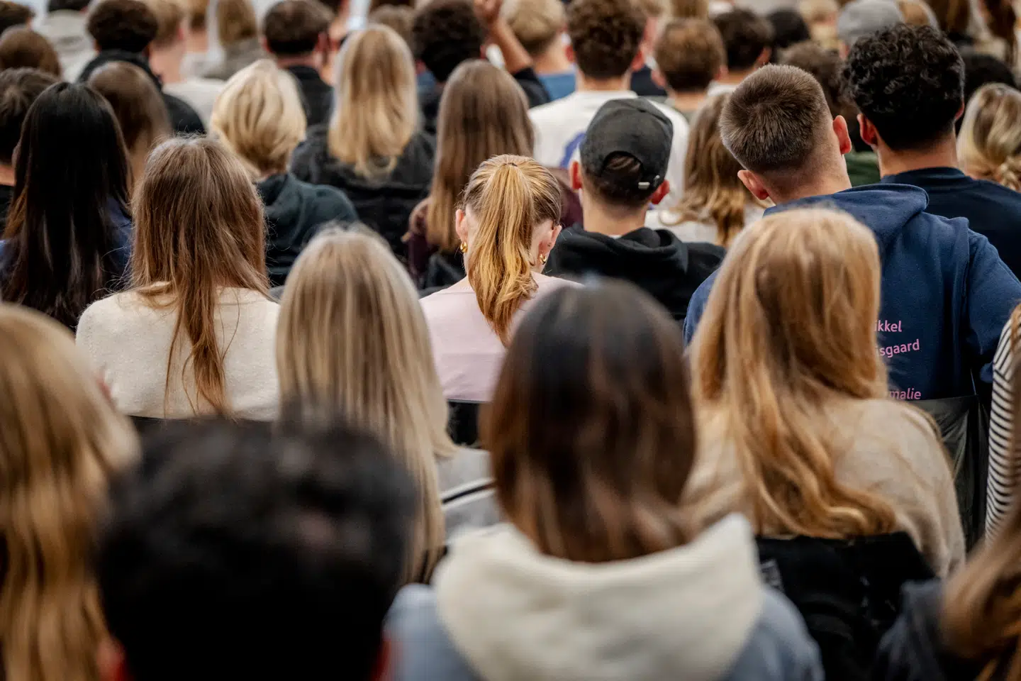 Ifølge det almene gymnasiums formålsparagraf skal gymnasiet forberede eleverne på at indgå i et samfund med »frihed og folkestyre« og hjælpe eleverne med at udvikle »personlig myndighed«. Nu kan Berlingske fortælle, at nogle gymnasier har problemer med negativ social kontrol.