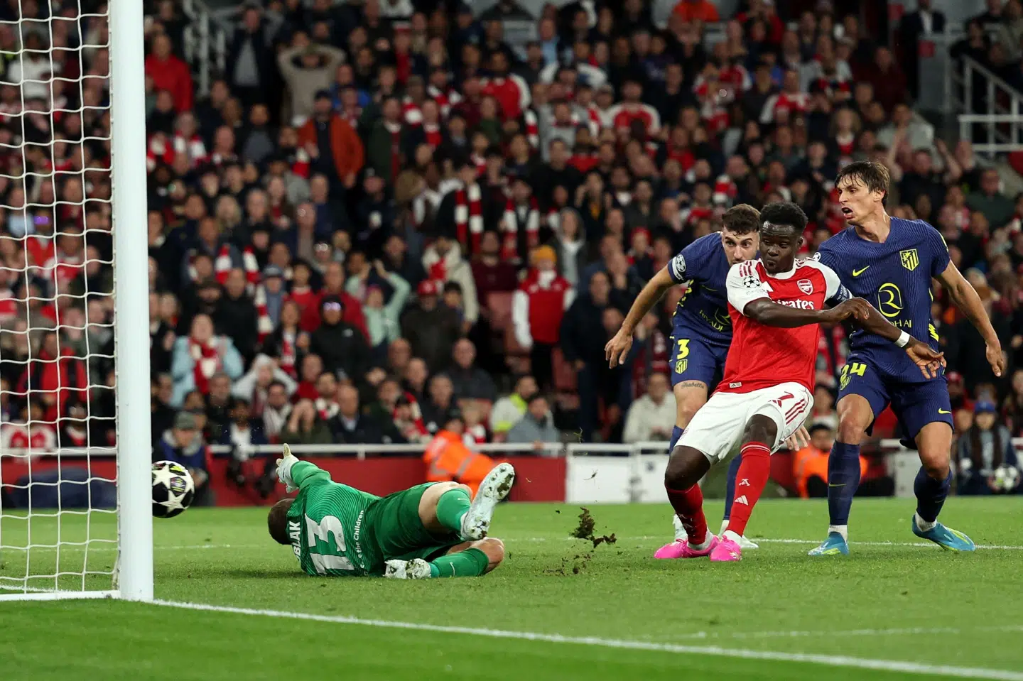 Fra nært hold åbner Bukayo Saka scoringen for Arsenal i CL-semifinalen mod Atlético Madrid. Det gjorde ham til matchvinder.