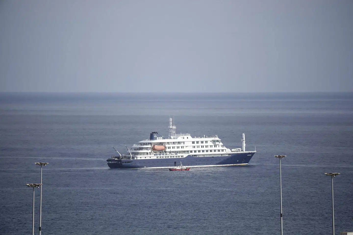 Krydstogtskibet "Hondius" ligger for anker ud for Kap Verdes hovedstad, Praia, efter at flere passagerer har fået påvist hantavirus.