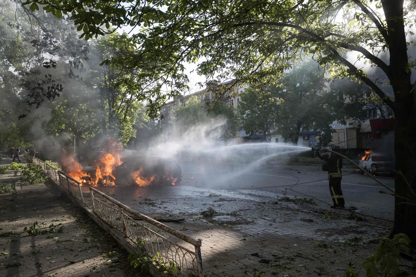 I byen Kramatorsk arbejder brandfolk på at slukke en brand efter et russisk angreb, der dræbte fem personer.