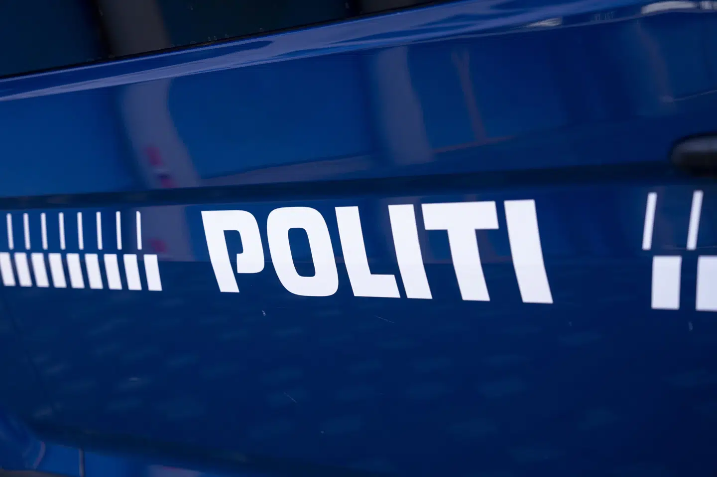 Politi og redning er til stede på Hedensted Station tirsdag aften efter en personpåkørsel. (Arkivfoto).