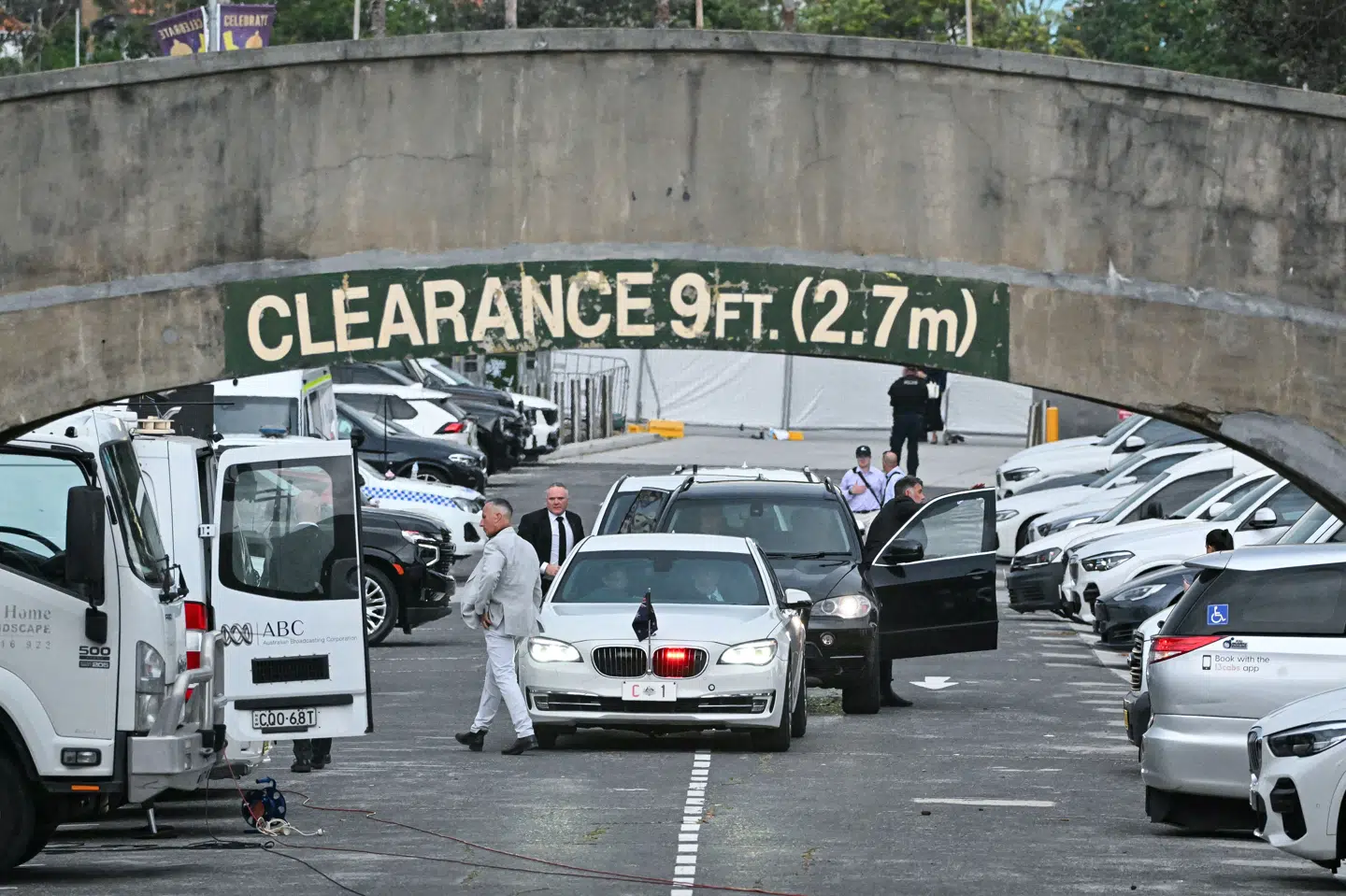 Fra en gangbro åbnede to mænd i december ild mod en menneskemængde ved stranden Bondi Beach i Sydney. Flere anklager er onsdag blevet rejst mod formodet gerningsmand. (Arkivfoto).