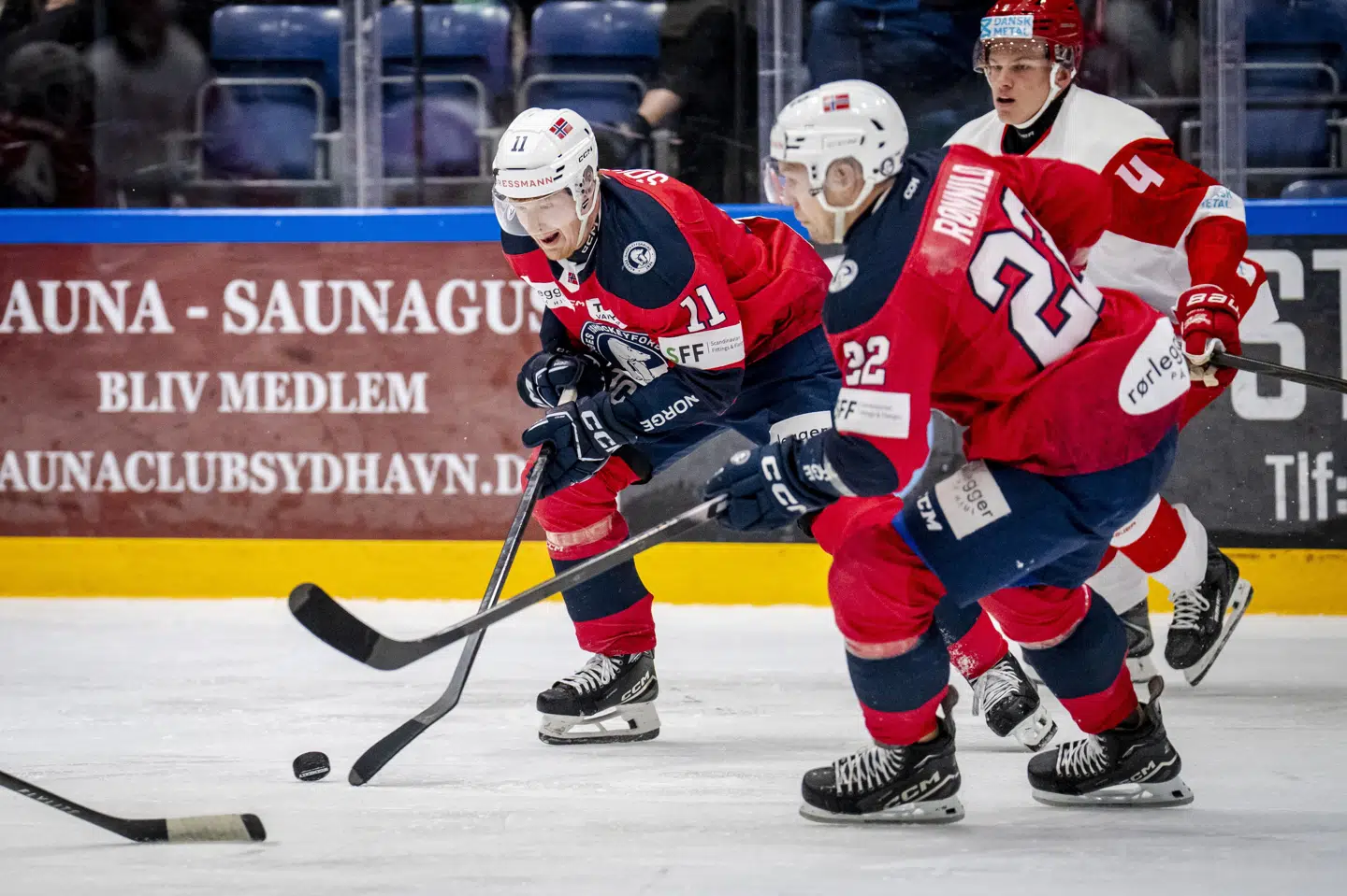 Mads Kongsbak Klyvø var med i fire landskampe, hvor han lavede et mål og tre assister. Her ses han bagest i kamp med to modstandere i VM-testen mod Norge i Rødovre 30. april.