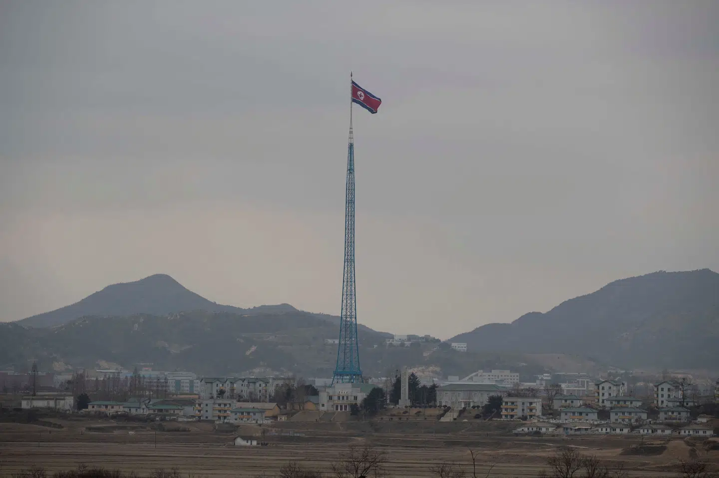 Den nordkoreanske landsby Gijungdong set fra en sydkoreansk observationspost i den demilitariserede zone, der ligger mellem de to lande. (Arkivfoto).