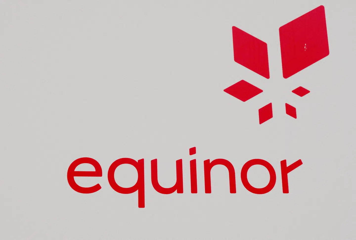 Her ses Equinors logo. Virksomheden har hovedkvarter i Stavanger, Norge.