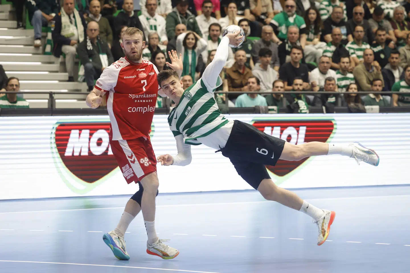 Blot 21-årige Francisco "Kiko" Costa er blandt de mest interessante spillere på den internationale håndboldscene. Her lægger højrebacken an til scoring mod Aalborg i det første kvartfinaleopgør. (Arkivfoto).