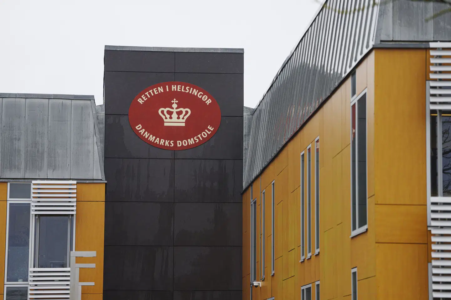 To kvinder og en mand er tiltalt for menneskehandel i sag om slaverilignende arbejde på neglesaloner. Politi og fængselsvæsen havde dog kludret i, hvem der skulle stå for transport af den ene tiltalte, og det betød flere timers udsættelse af sag. (Arkivfoto).