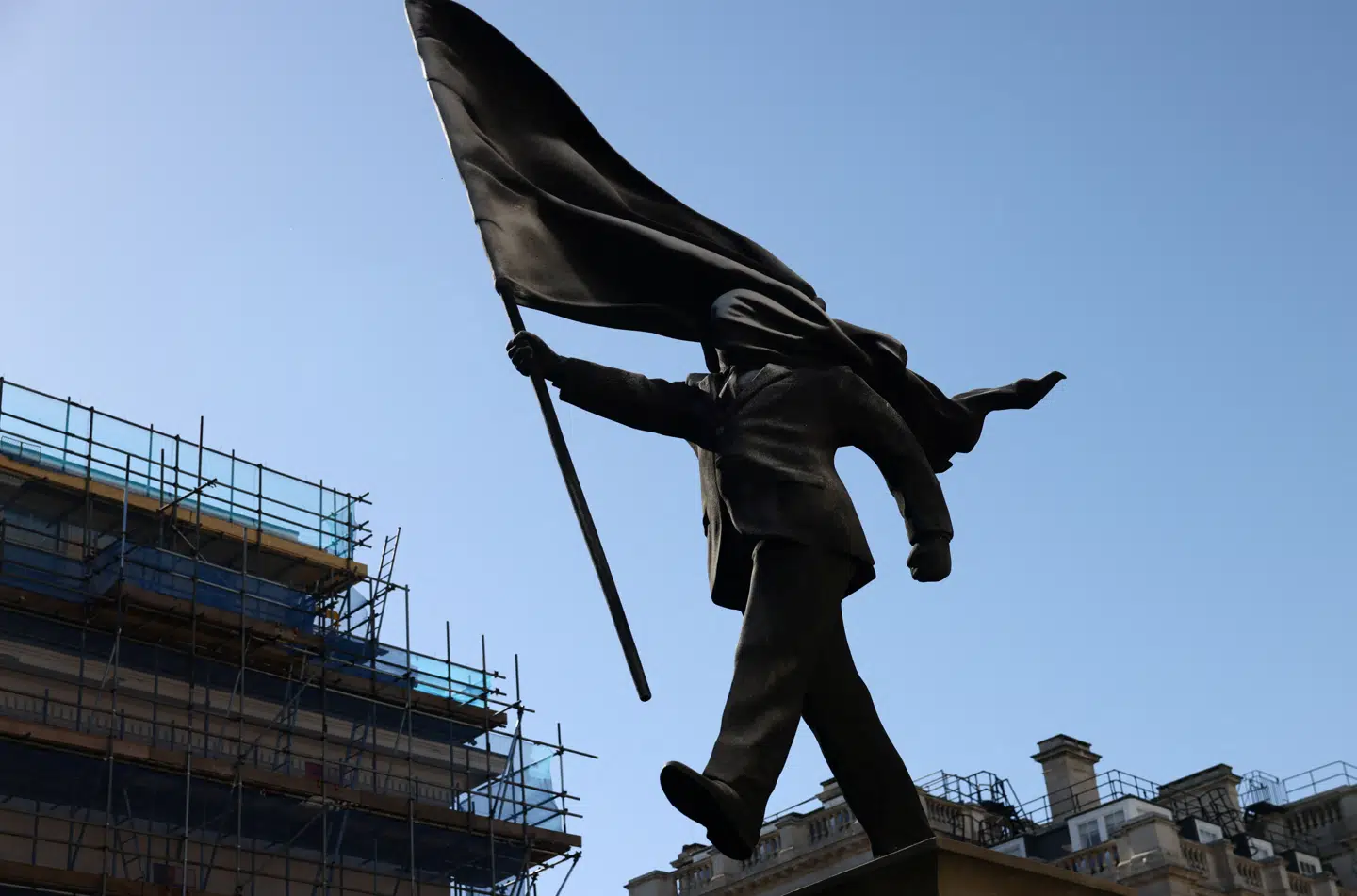 Ifølge en Moskva-analytiker, så kan Putins strategi lige nu minde om denne Banksy-statue, som står i London. Den viser en mand, der går ud over afgrunden, mens han holder et flag, der dækker for hans øjne.