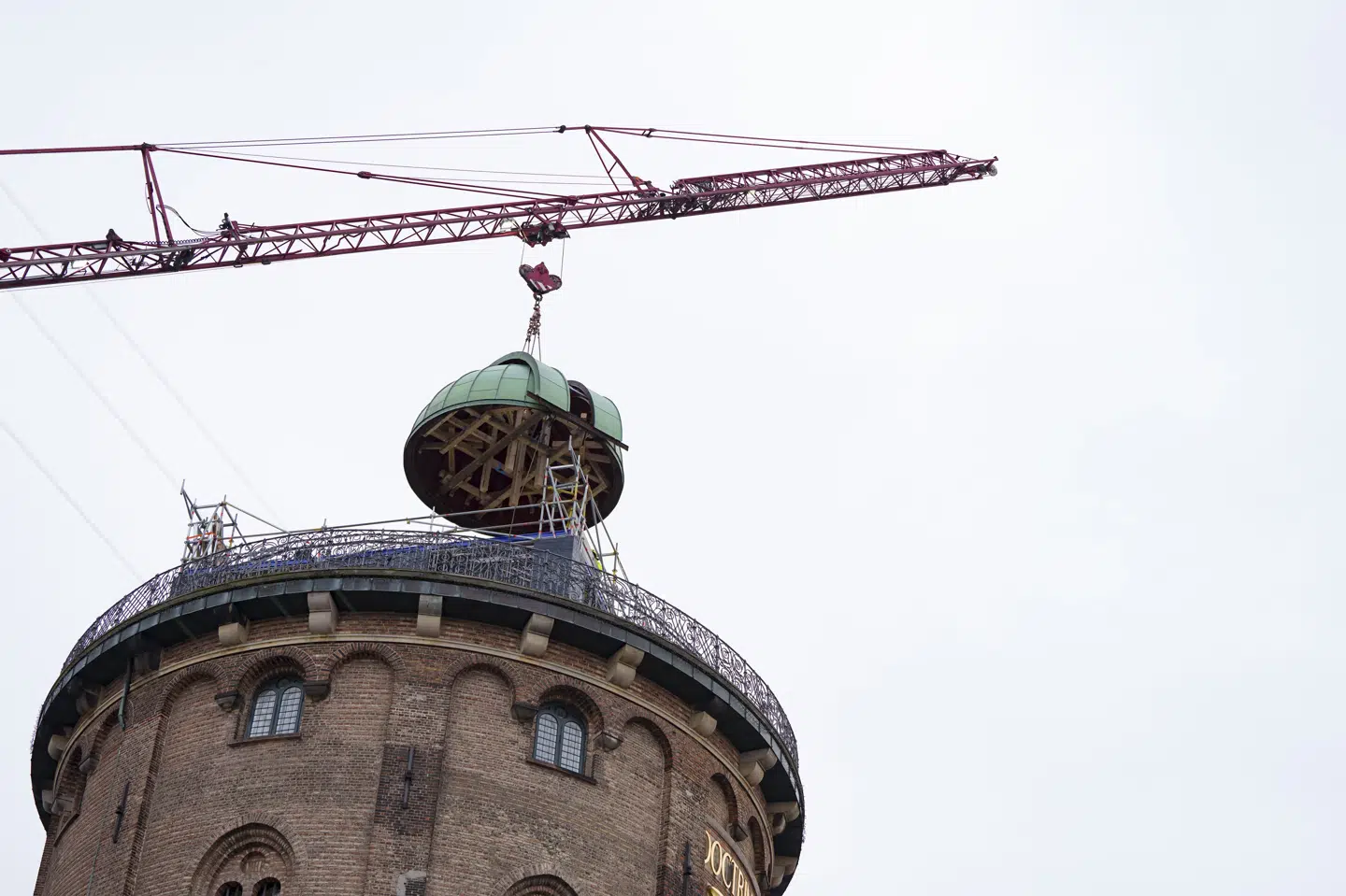 Rundetårns kobberkuppel blev i januar hejst ned for at blive restaureret. 21. maj klokken 12 bliver den efter planen hejst på plads igen. (Arkivfoto).