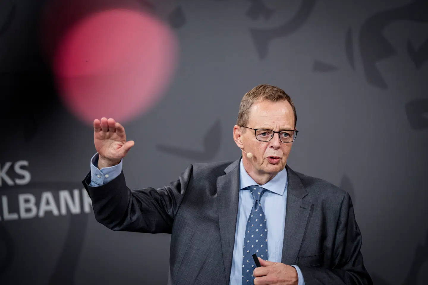 Nationalbankdirektør Christian Kettel holder fast i en afventende strategi, mens kronen rammer historiske bundniveauer.