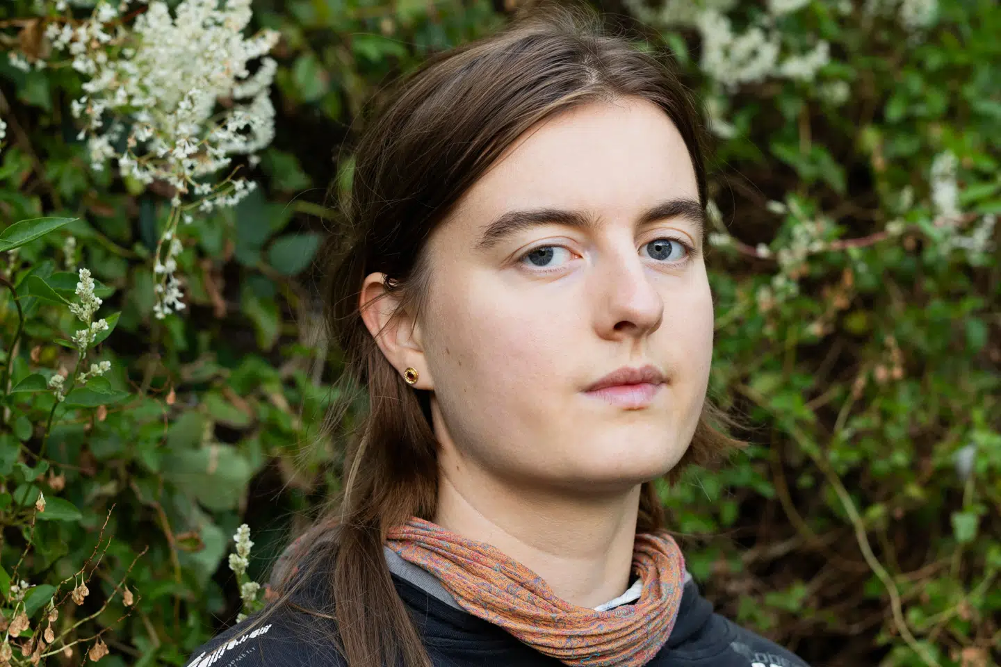 Den 25-årige Feline Kamber har gået på Forfatterskolen og er netop udkommet med sin debutroman, der kredser om spøgelser, tjenestekatte, dæmoner og levende porcelænsfigurer.