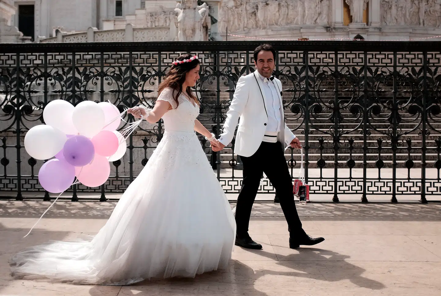 En brud og brudgom hånd i hånd gennem Piazza Venezia i Rom. Arkivfoto: Alberto Pizzoli, Scanpix