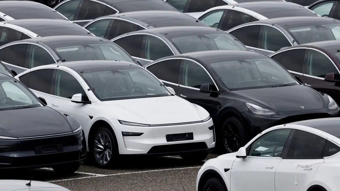 Tesla tilbagekalder næsten en kvart million biler.