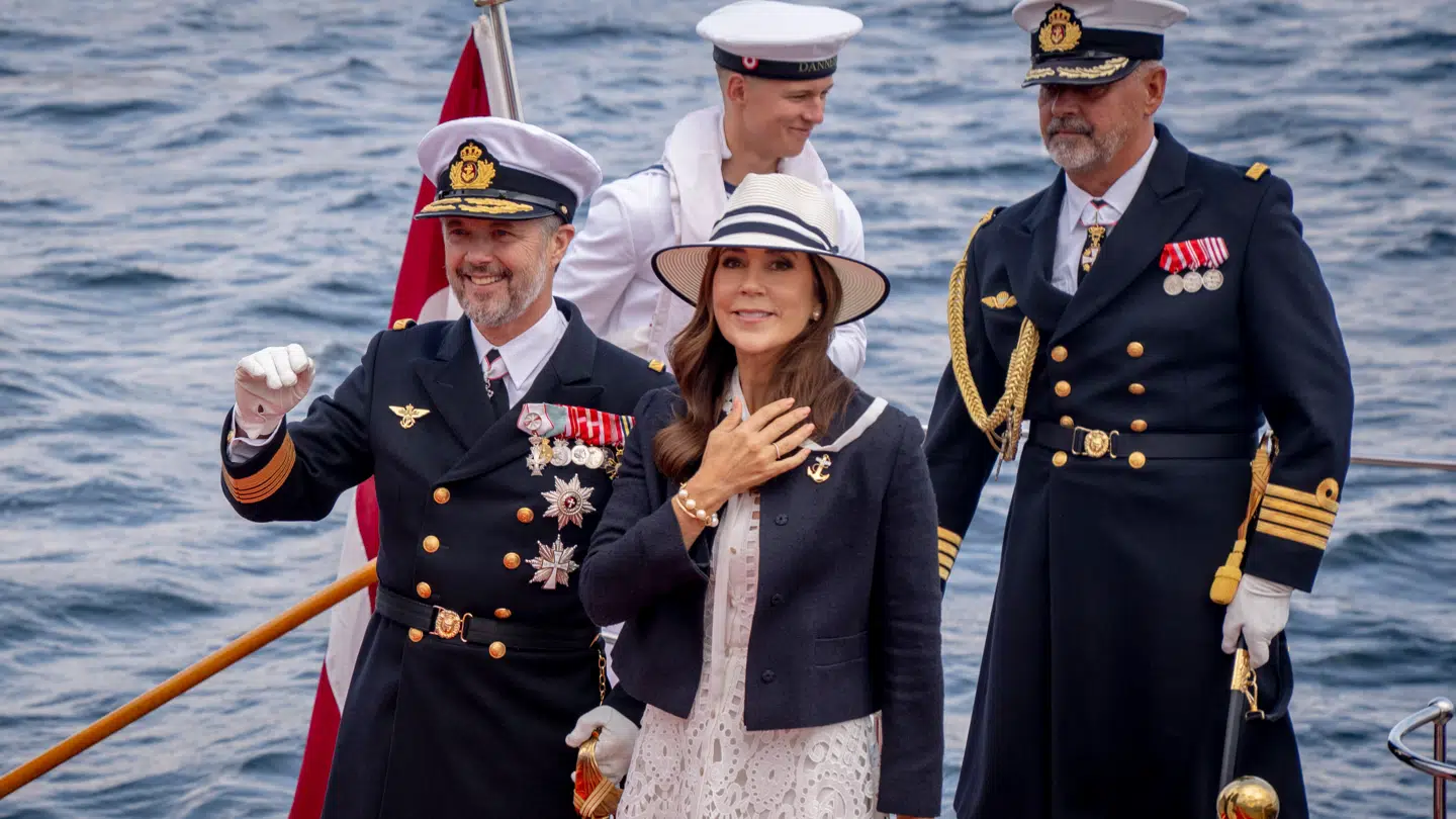 Det danske kongepar, kong Frederik og dronning Mary, skal onsdag sejle fra København til Helsingør. Ombordstigningen på kongeskibet 'Dannebrog' markerer årets sejlsæson.