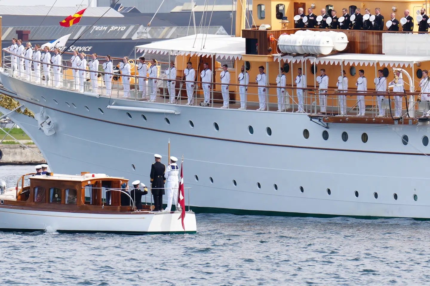 Det danske kongepar, kong Frederik og dronning Mary, skal onsdag sejle fra København til Helsingør. Ombordstigningen på kongeskibet "Dannebrog" markerer årets sejlsæson.